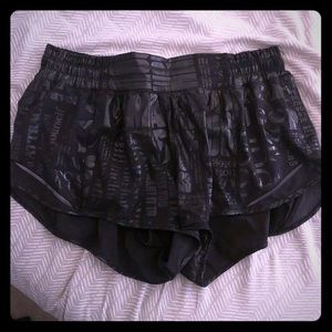 Lululemon athletica black manifesto hotty hots 10